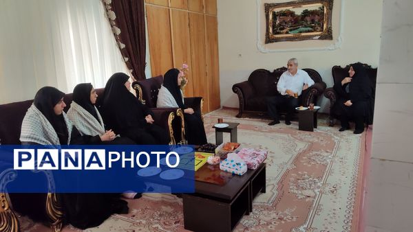 دیدار دانش‌آموزان هنرستان بصیرت با خانواده جانباز قاسم رسائی پور