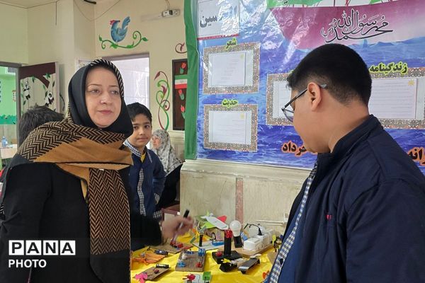 نمایشگاه دست سازه‌های دانش آموزی در دبستان پانزده خرداد ناحیه دو شهرری 