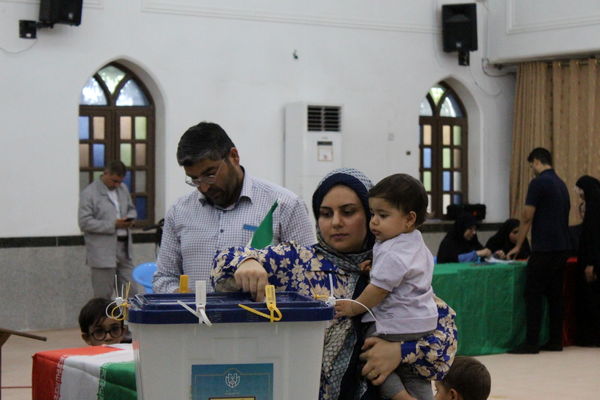 حضور پرشور مردم ولایت‌مدار بوشهر در پای صندوق‌های رأی