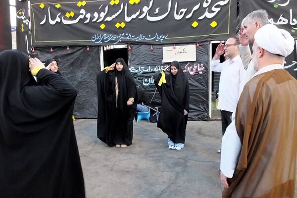 از نگاه معصوم کودک تا اشک پیرمرد؛ روایت عاشقی در موکب «عشاق‌الحسین»