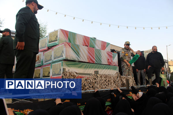 جلوه‌های حماسی از حضور نوجوانان قمی در مراسم تشییع شهدا 