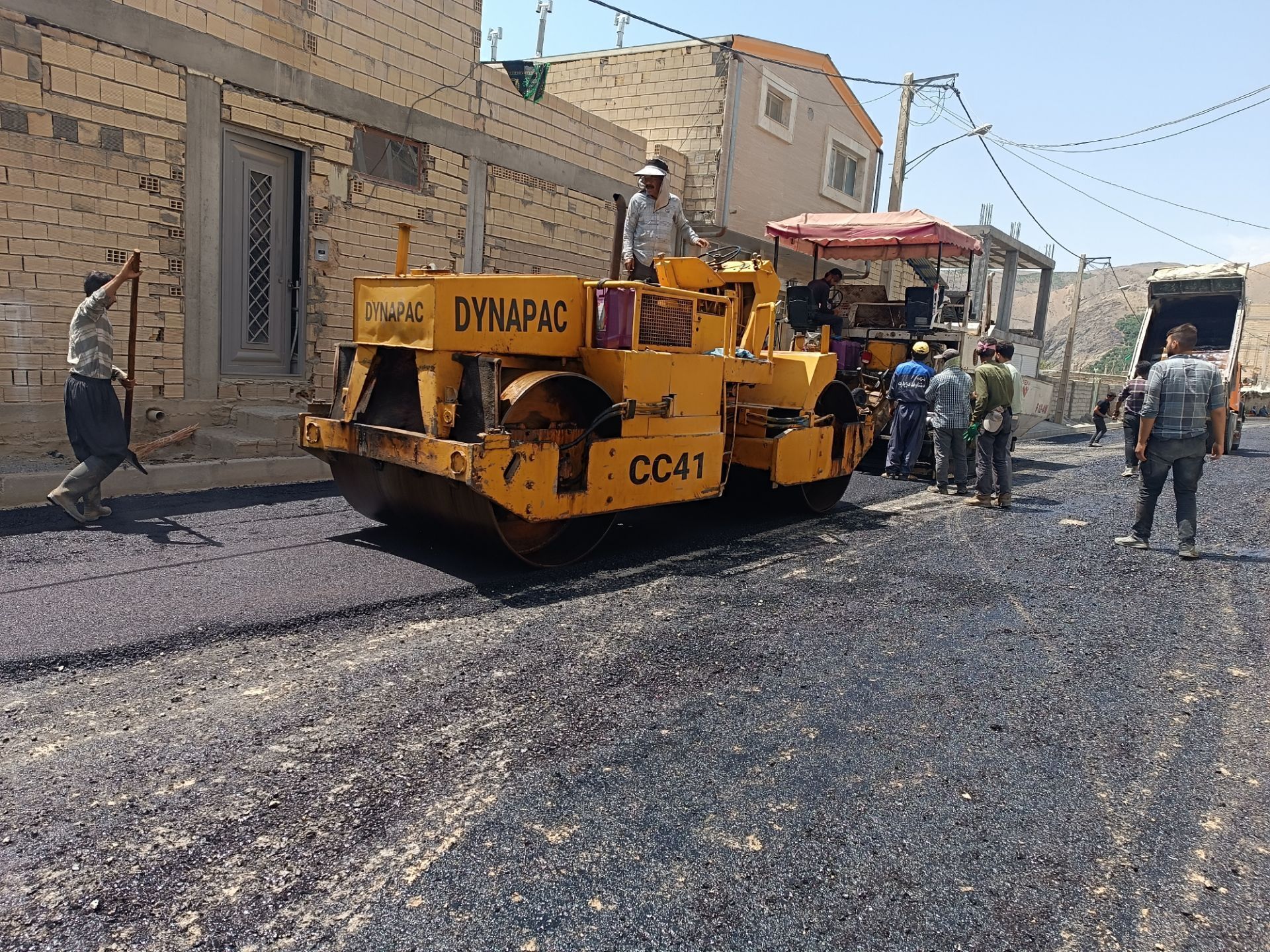 اجرای پروژه آسفالت ریزی در روستای مارکده