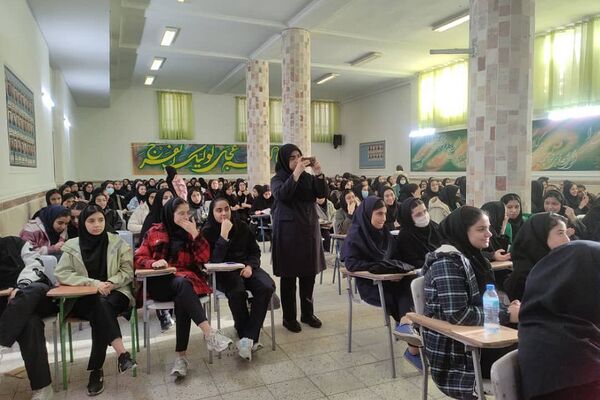 تقدیر از دانش‌آموزان برتر دبستان جعفریه و دبیرستان نمونه سمیه پیشوا