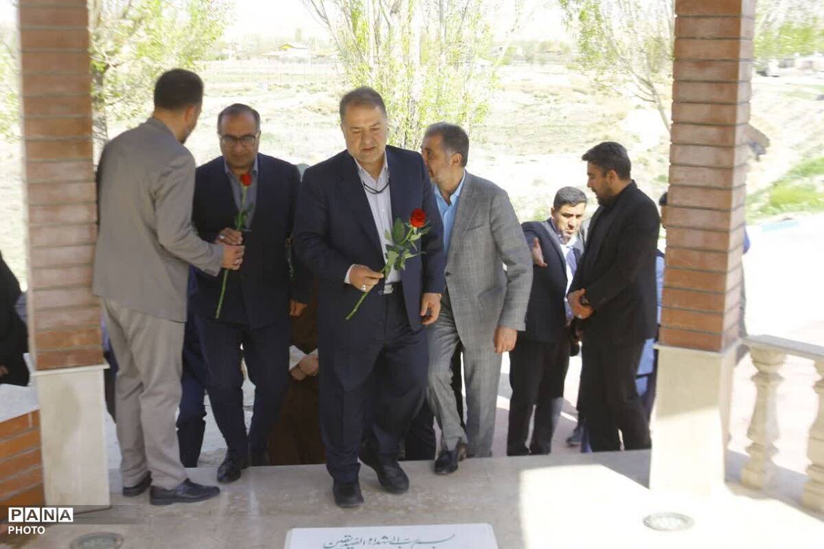 حضور مسئولان ارشد در مزار شهید گمنام فیروزکوه؛ تجلیل از مقام شامخ شهدا