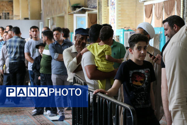 جلوه‌هایی از حضور نوجوانان قمی در شعبه‌های اخذ رای -1