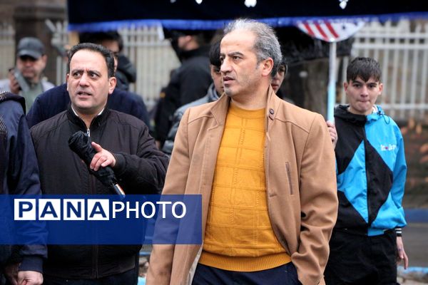 خلاقیت و نشاط دانش‌آموزی در غرفه‌های آموزش و پرورش در مسیر راهپیمایی ۲۲ بهمن