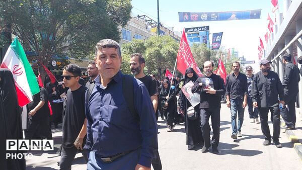 بدرقه باشکوه رهبر شهید در مشهد مقدس در جوار حرم مطهر رضوی