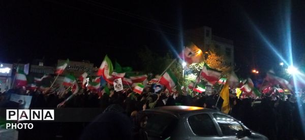  مردم در خیابان‌ها با پرچم ایران، با آرمان‌های انقلاب تجدید پیمان کردند