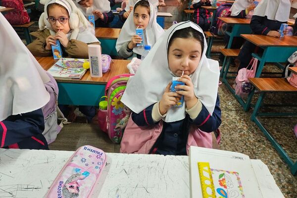 توزیع بسته‌های سلامتی در مدرسه ابتدایی هدی با مشارکت سفیران سلامت