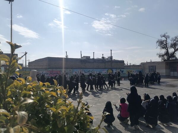  مسابقه طناب کشی به مناسبت دهه فجر در مدرسه ناهید نخودی 