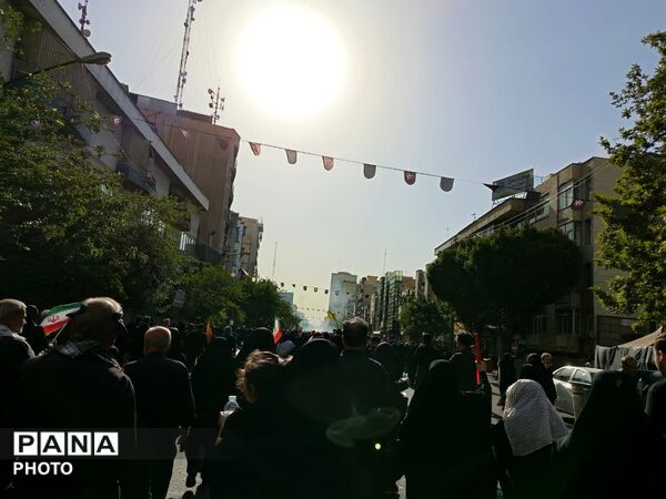 دریای جمعیت در خیابان‌های منتهی به مصلای امام خمینی(ره)