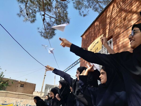  موشک آرزوها در هفته بهداشت روان در مدرسه مادرمهربان خلیل آباد