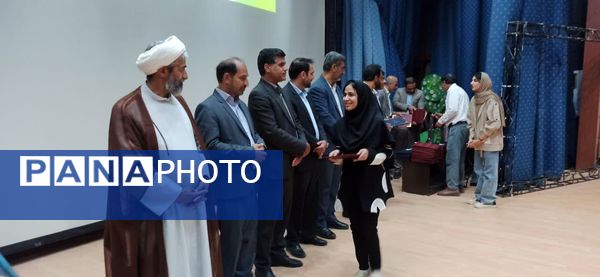 تجلیل از رتبه‌های برتر کنکور در بم