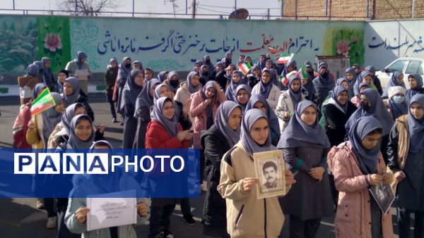 جلوه‌ای از همدلی و عشق به وطن در مدرسه والدین ۲ آناخاتون همزمان با زنگ انقلاب