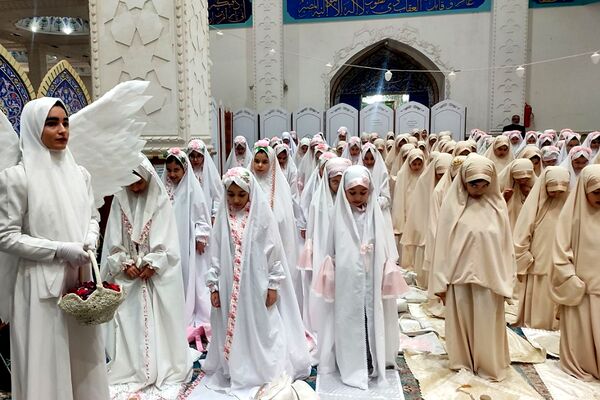 برگزاری مراسم جشن تکلیف دانش‌آموزان دبستان نیلوفر رفیعی ناحیه دو شهرری 