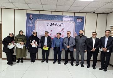 گرامیداشت هفته معلم با تقدیر از فرهنگیان برگزیده منطقه ۵ تهران