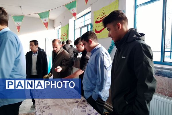 هنرنمایی دانش‌آموزان ناحیه دو شهرری در جشن انقلاب 