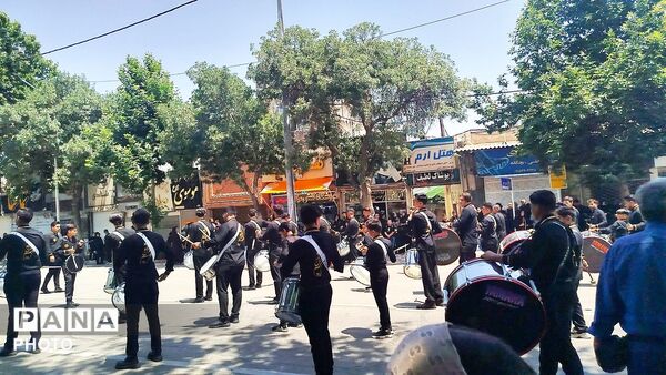خیابان امام در روز تاسوعای حسینی حال و هوای دیگری میدهد 