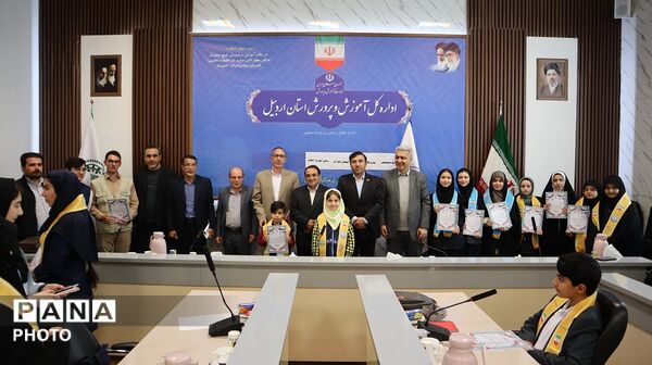 نشست صمیمی اعضای تشکل های دانش آموزی با مدیرکل آموزش وپرورش استان اردبیل