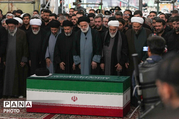 اقامه نماز بر پیکر مطهر رهبر شهید انقلاب در حرم مطهر رضوی-۱