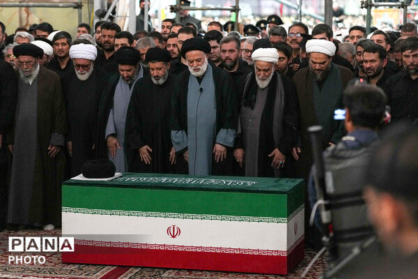 اقامه نماز بر پیکر مطهر رهبر شهید انقلاب در حرم مطهر رضوی-۱