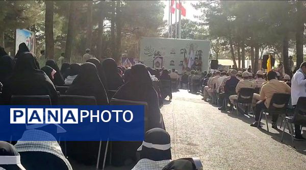 عطرافشانی گلزار شهدا توسط دانش‌آموزان مشهدی