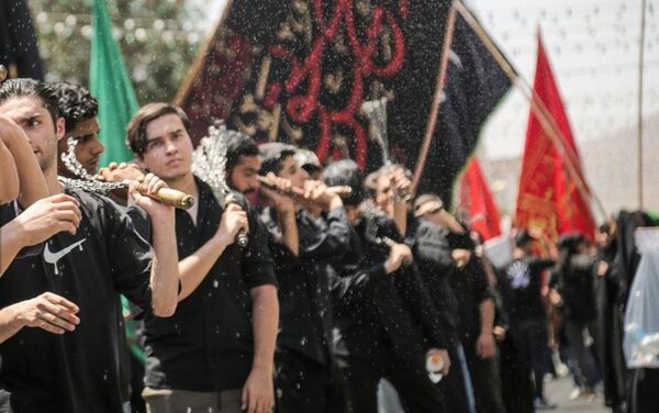 رود اشک و عشق در مسیر حرم همزمان با شکوه عزاداری هیئات‌ در خیابان‌های مشهد
