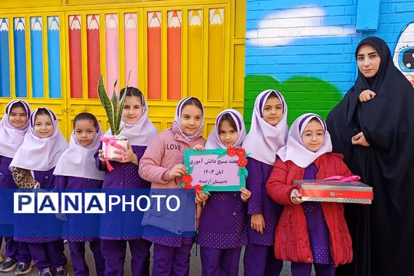 حضور فرمانده بسیج دانش‌آموزی در دبستان آزاده ناحیه 2 شهرری به‌مناسبت هفته بسیج دانش‌آموزی 