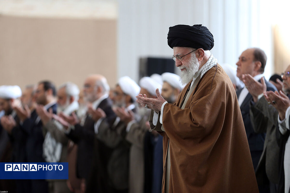 اقامه نماز عید فطر به امامت مقام معظم رهبری