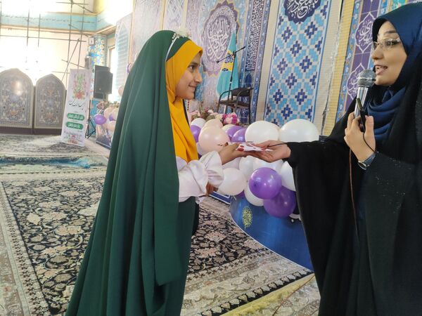 دکلمه‌خوانی دانش‌آموزان در مقابل مادران شهرستان قدس به‌مناسبت روز مادر