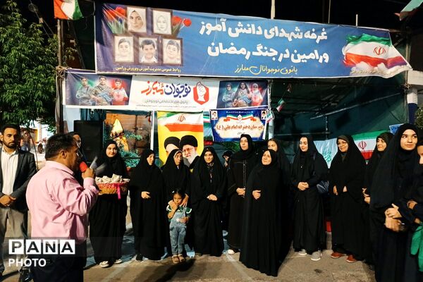 حضور پرشور دانش‌آموزان دبیرستان امام علی(ع) متوسطه اول در غرفه شهدای دانش‌آموز ورامین