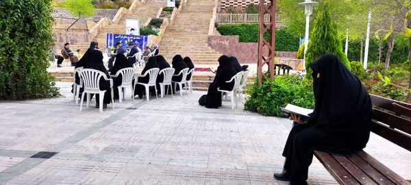 محفل جزء‌خوانی قرآن کریم در بوستان‌های قم