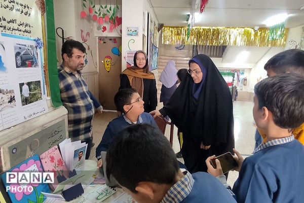 نمایشگاه دست سازه‌های دانش آموزی در دبستان پانزده خرداد ناحیه دو شهرری 