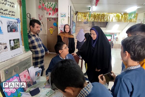 نمایشگاه دست سازه‌های دانش آموزی در دبستان پانزده خرداد ناحیه دو شهرری 