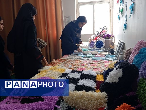 نمایشگاه محصولات دست ساز به مناسبت دهه فجر