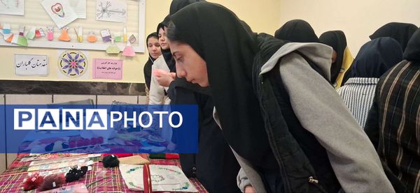 بازارچه کسب و کار دانش آموزی در دبیرستان مادر مهربان خلیل آباد