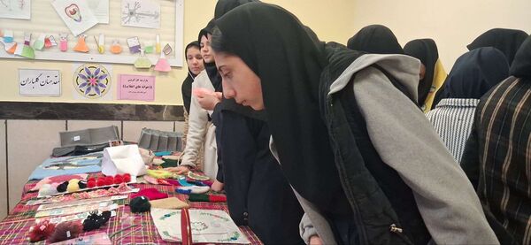 بازارچه کسب و کار دانش آموزی در دبیرستان مادر مهربان خلیل آباد