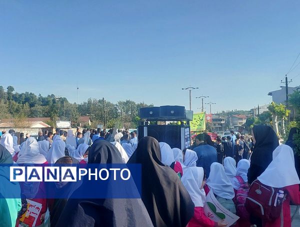 13 آبان متحد و استوار در مقابل استکبار