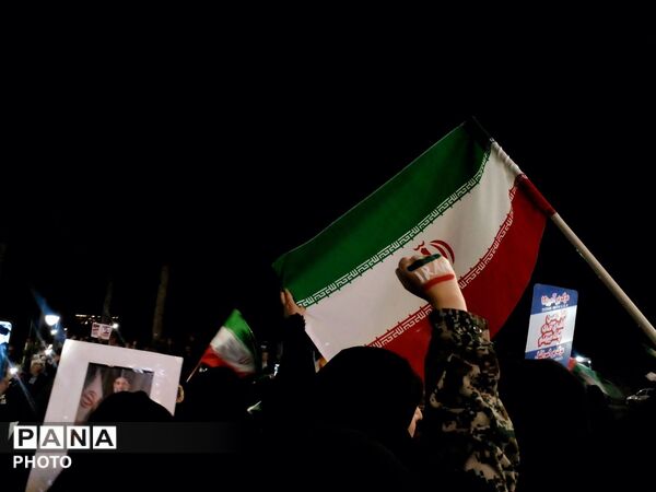 حضور پرشور مردم در سی و یکمین شب بیعت؛ آیین وحدت در روز جمهوری اسلامی