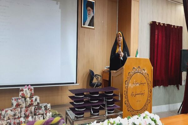 مراسم تجلیل از همیار معلم‌های نمونه دبیرستان آرمیتا مصلی نژاد