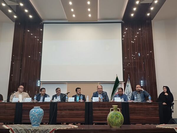 تجلیل از اصحاب رسانه توسط فرماندار و شهرداری‌های برخوار در سالن فرمانداری برخوار 