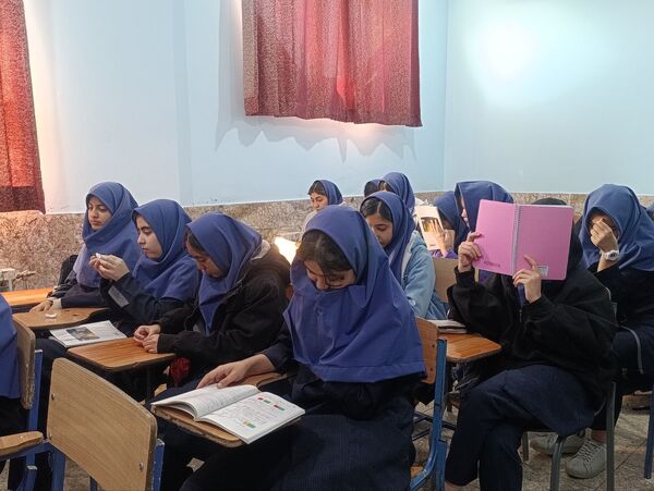 همدلی و همکاری دانش‌آموزان در اجرای طرح مدام دبیرستان دکتر جواد حداد ۲ 