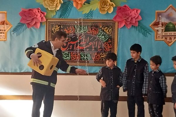 آموزش کمک‌های اولیه با بازی مار پله در دبستان قلنبر ناحیه 2 شهرری 