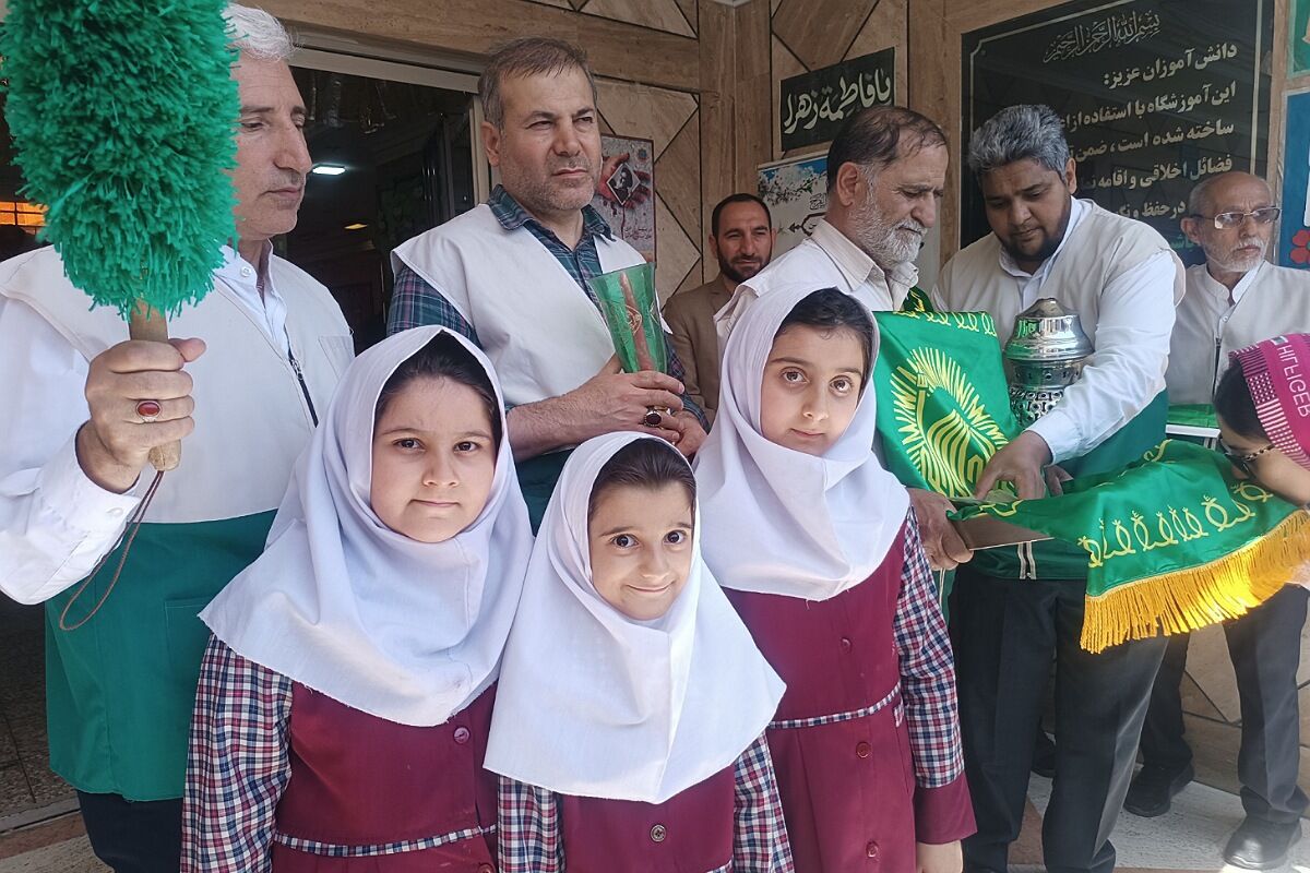 مراسم  پرچم گردانی  بارگاه حضرت علی بن موسی‌الرضا (ع) در مدرسه باهنر ملارد به مناسبت دهه کرامت