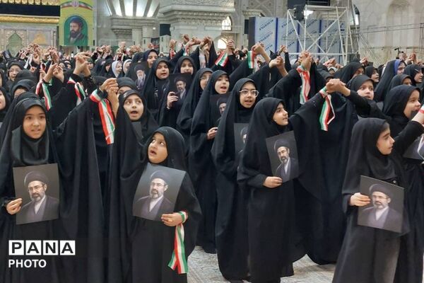 هم‌نوایی دانش‌آموزان منطقه ۵ تهران با سرود «باید برخاست» در سوگواری رهبر شهید
