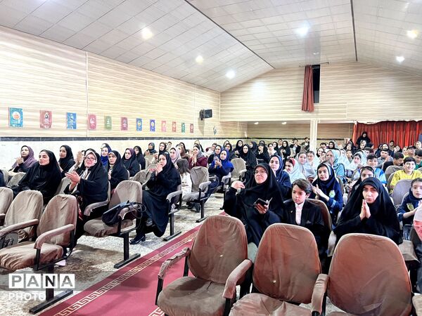 تجلیل از برگزیدگان تئاتر درسی و خبرنگاران پانا در ساوجبلاغ 