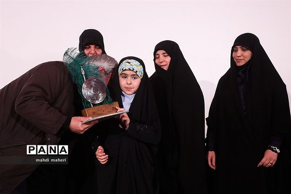 دیدار ابراهیم حاتمی کیا با خانواده شهدا