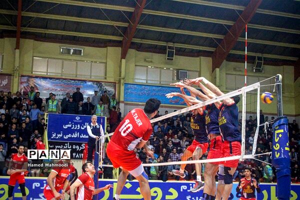دیدار تیم های والیبال شهرداری تبریز و خاتم اردکان
