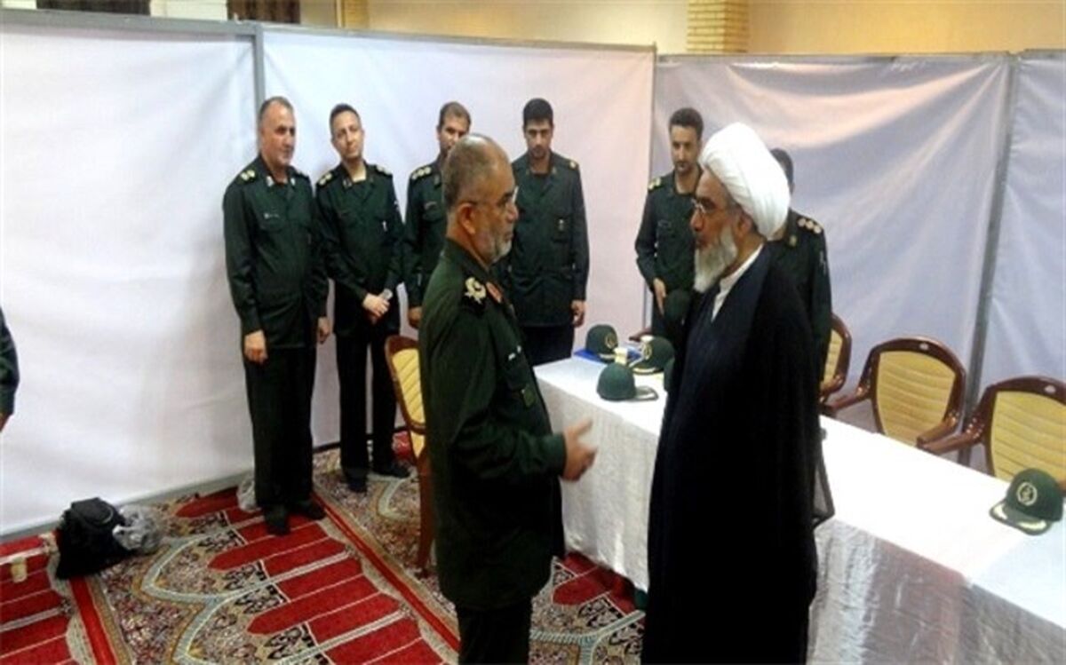 بازدید آیت الله صفایی بوشهری از میز خدمت این هفته در مصلای جمعه بوشهر