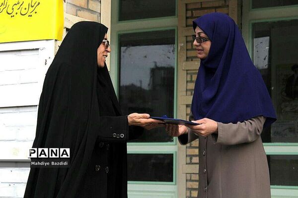 تجلیل از مربی امور تربیتی  دبیرستان تزکیه